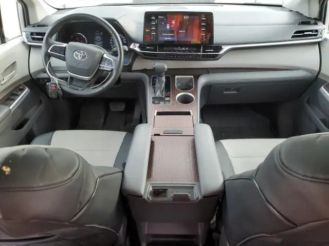 2021 TOYOTA SIENNA LE  