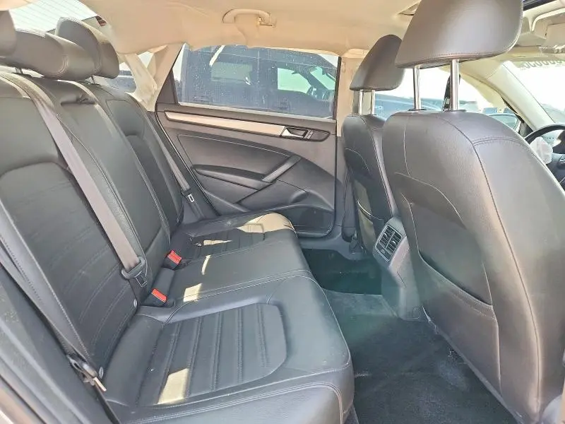 2015 VOLKSWAGEN PASSAT SE  