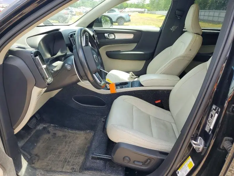 2021 VOLVO XC40 T5 MOMENTUM  