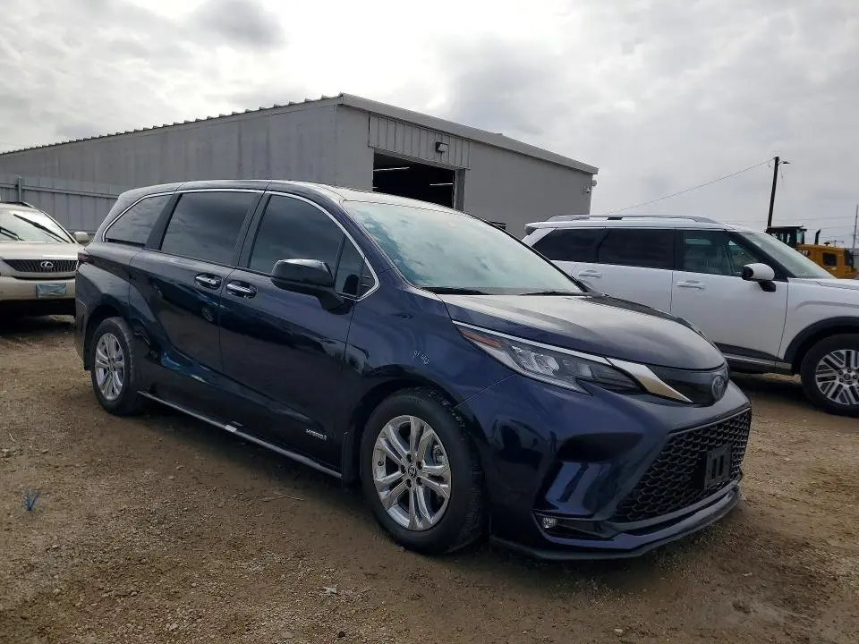 2021 TOYOTA SIENNA XSE  