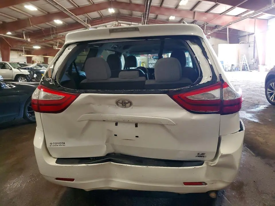 2015 TOYOTA SIENNA LE  