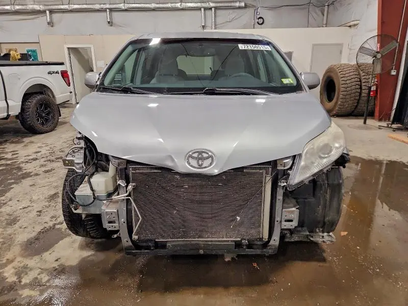 2014 TOYOTA SIENNA LE  