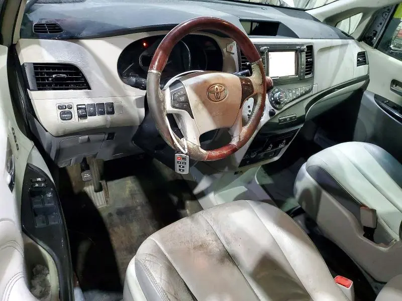 2014 TOYOTA SIENNA XLE  