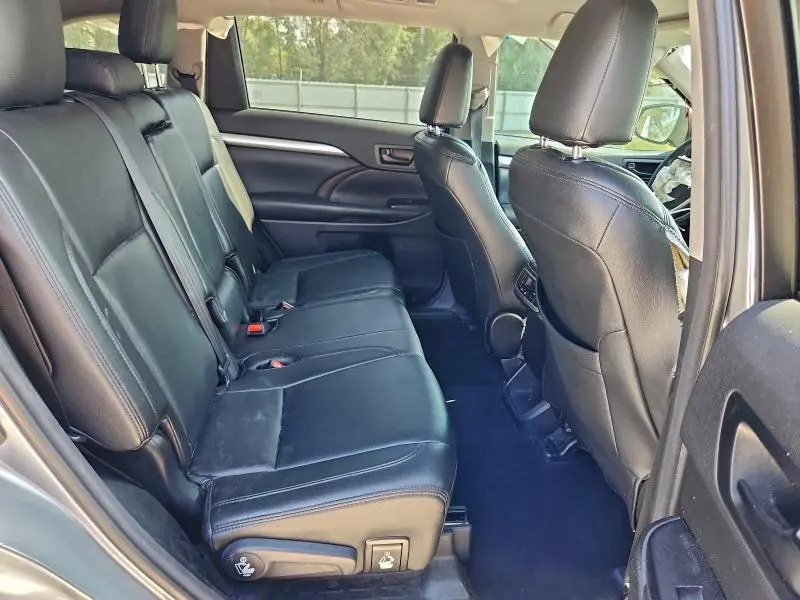 2016 TOYOTA HIGHLANDER LE  