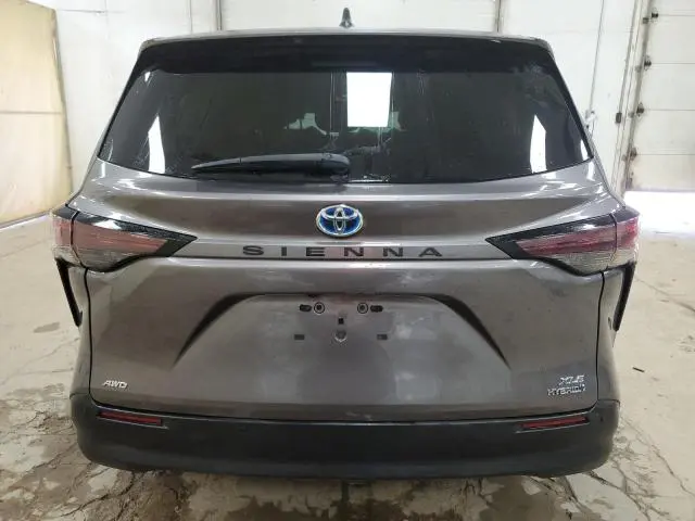 2024 TOYOTA SIENNA XLE