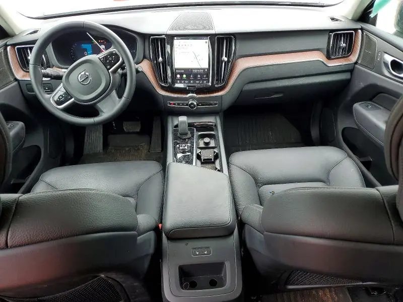 2024 VOLVO XC60 PLUS  