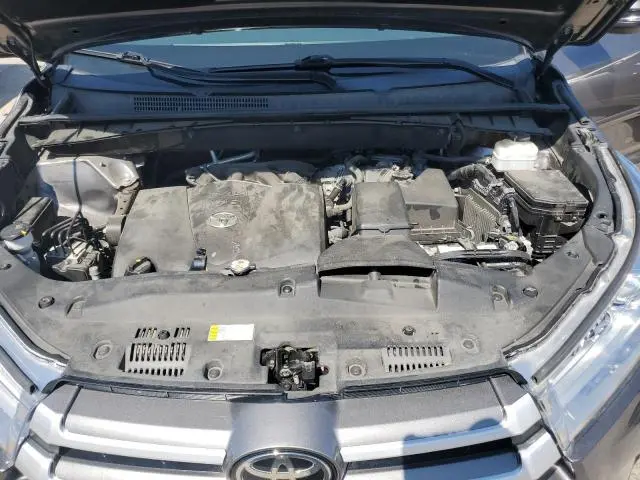 2019 TOYOTA HIGHLANDER SE  