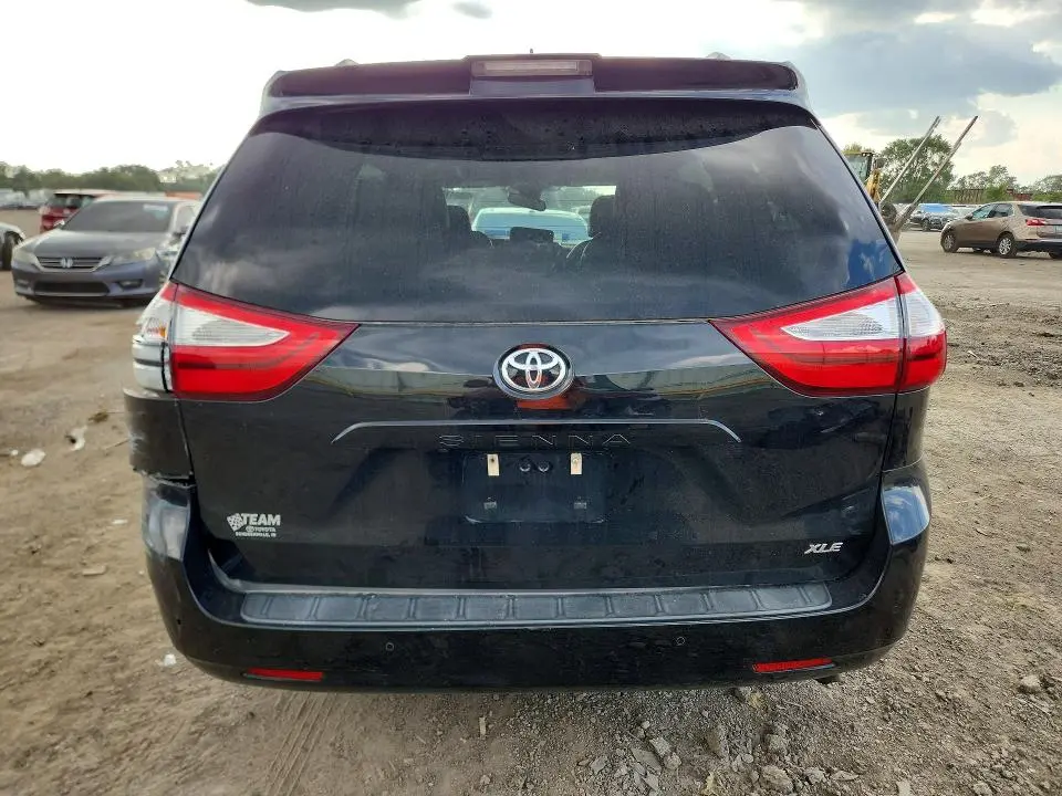 2018 TOYOTA SIENNA XLE 8-PASSENGER  