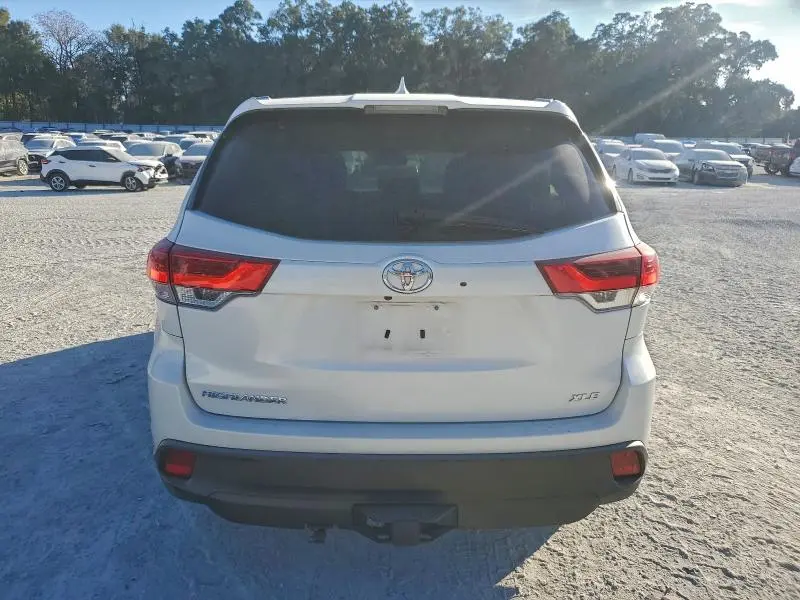 2018 TOYOTA HIGHLANDER SE  