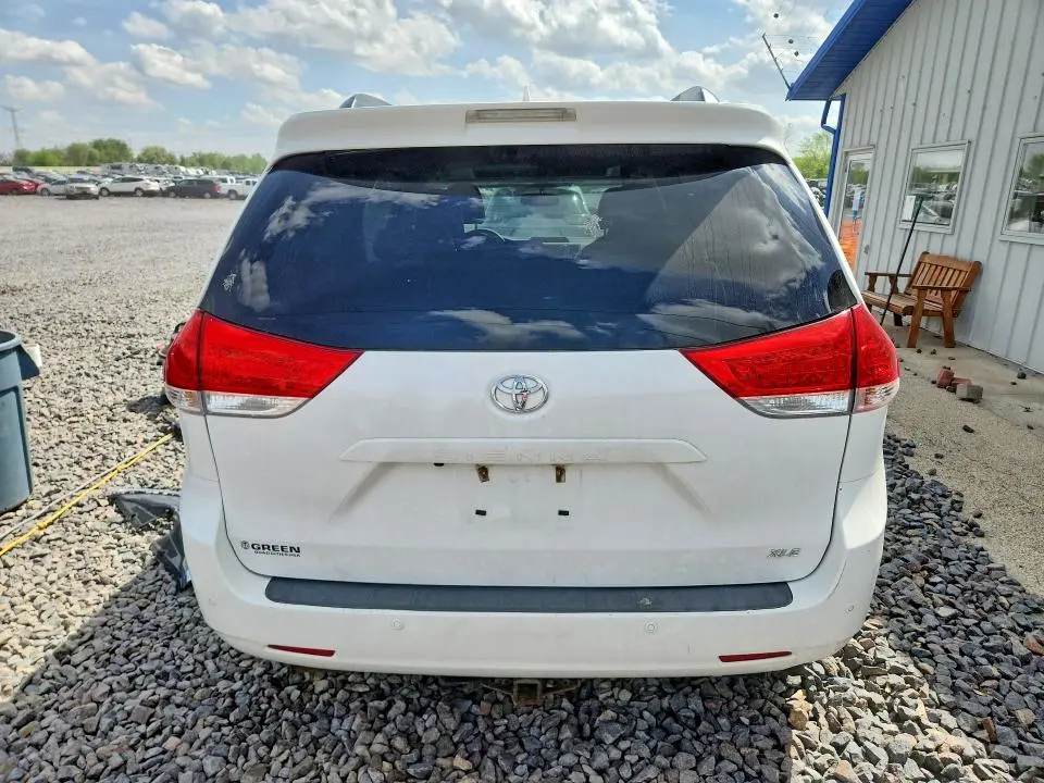 2014 TOYOTA SIENNA XLE 8-PASSENGER  