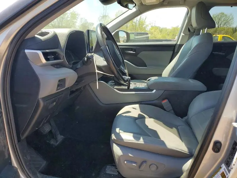 2021 TOYOTA HIGHLANDER XLE  