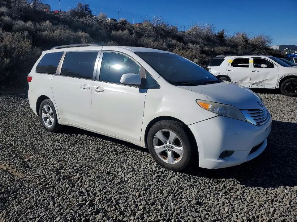 2015 TOYOTA SIENNA LE 8-PASSENGER  