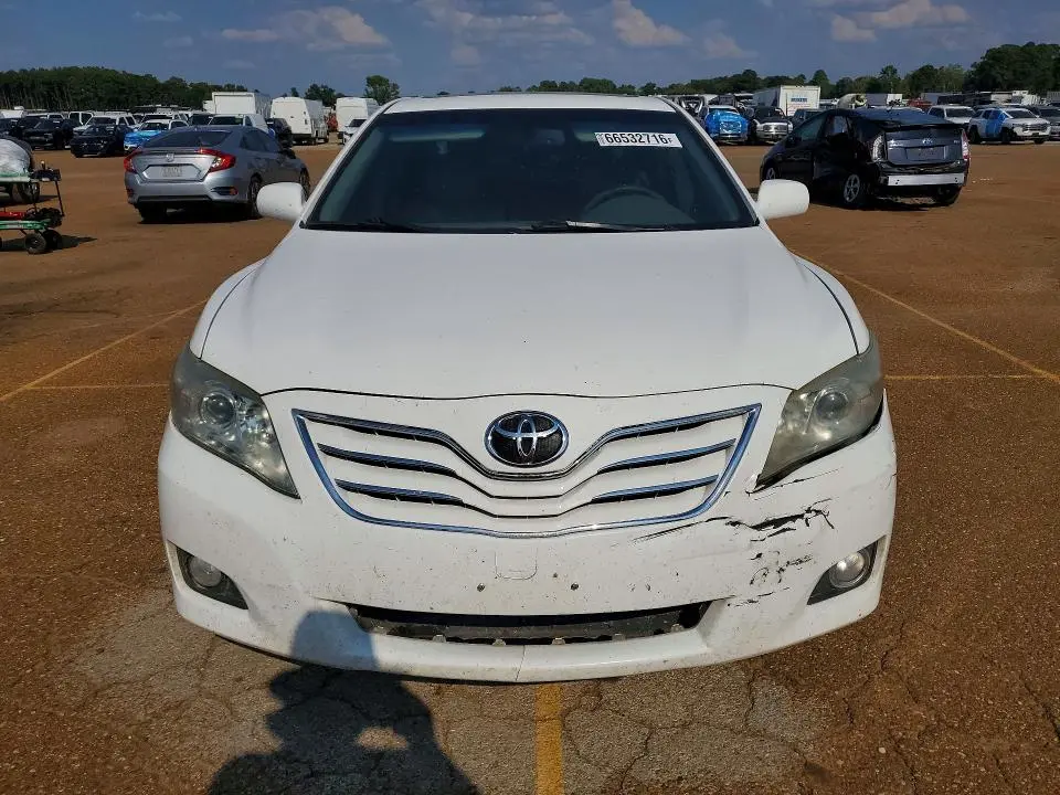 2011 TOYOTA CAMRY XLE V6  