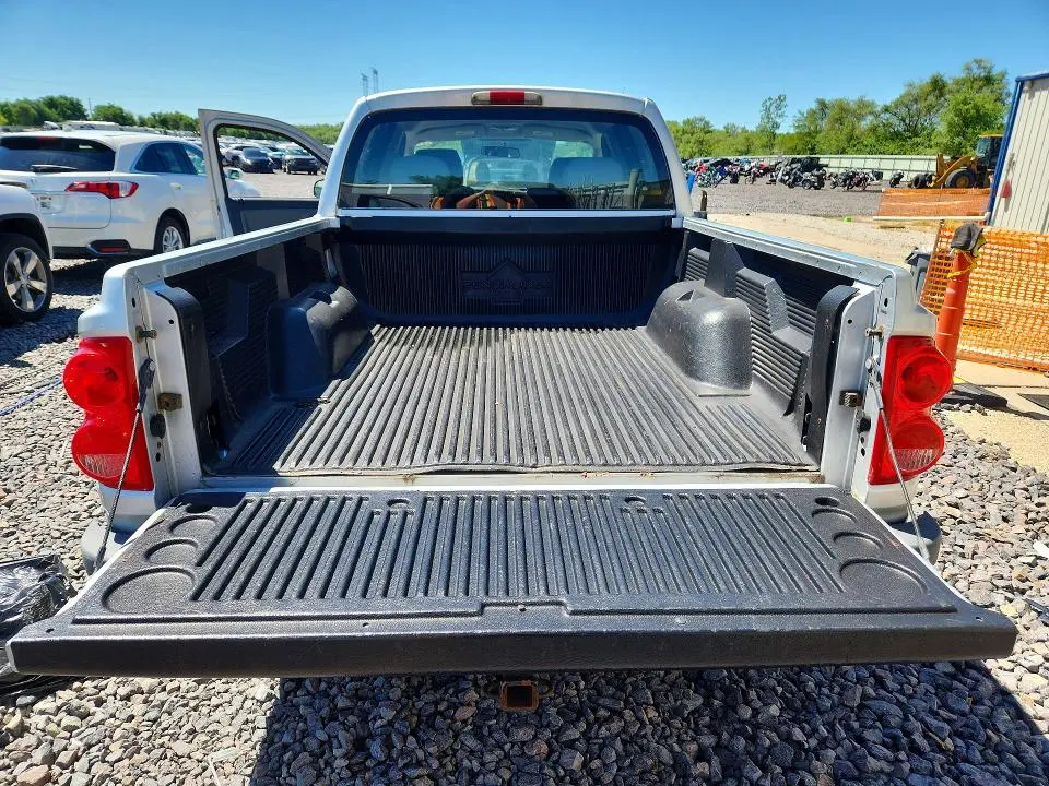 2010 DODGE DAKOTA SXT  