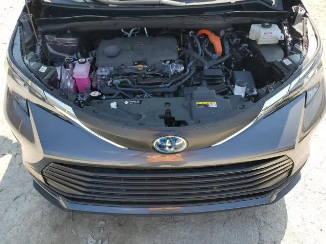 2025 TOYOTA SIENNA XLE  