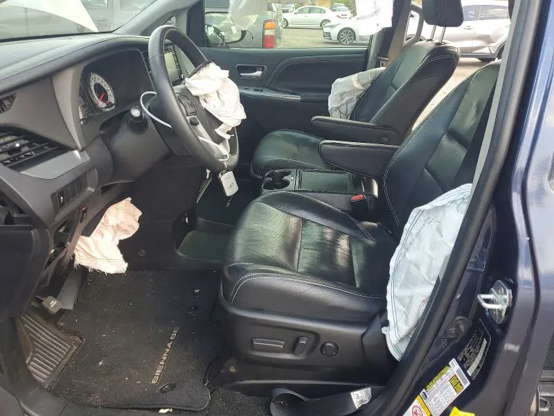 2018 TOYOTA SIENNA SE PREMIUM 8-PASSENGER  
