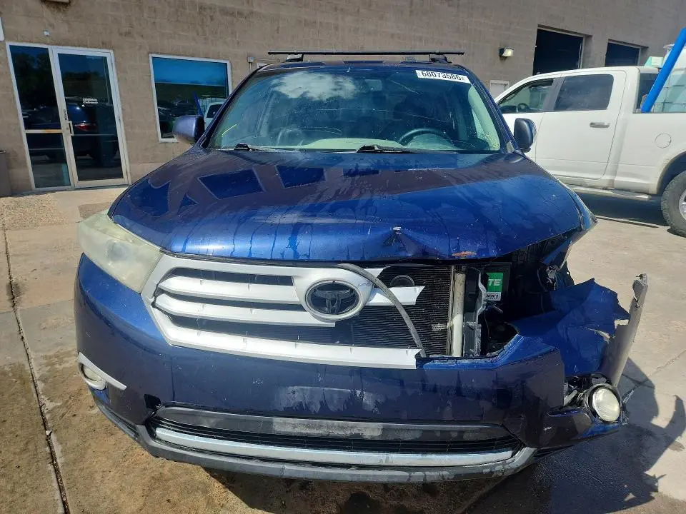 2013 TOYOTA HIGHLANDER SE  