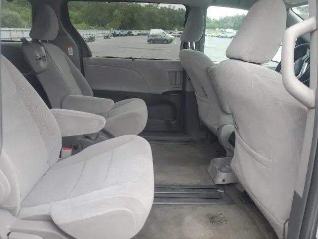 2018 TOYOTA SIENNA LE  