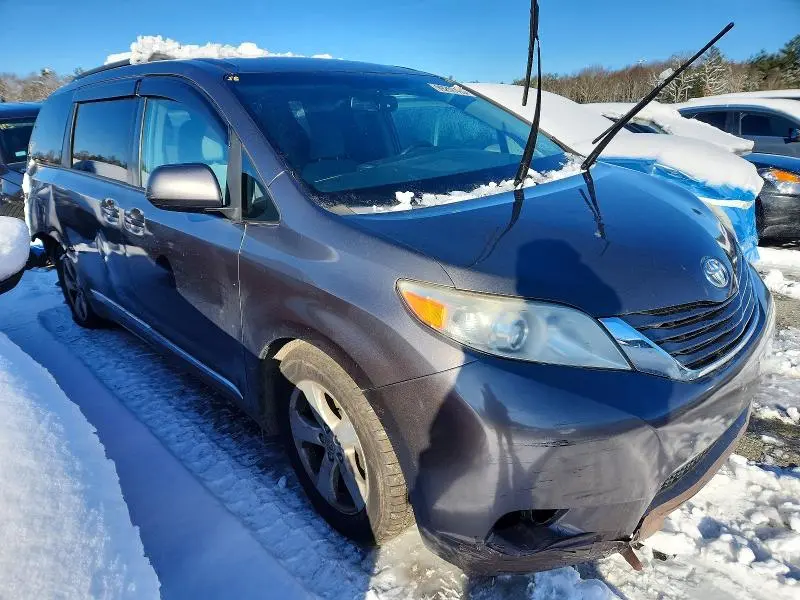 2017 TOYOTA SIENNA LE  