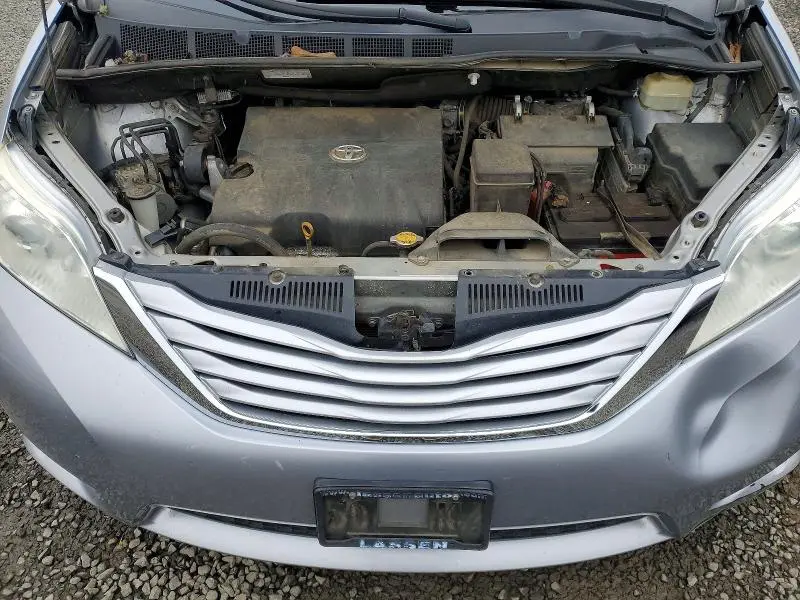 2016 TOYOTA SIENNA LE  