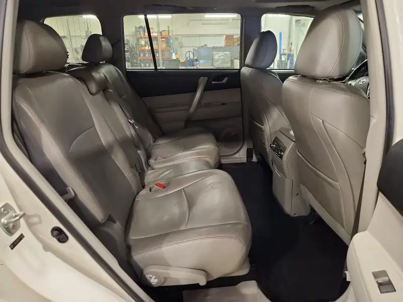 2012 TOYOTA HIGHLANDER SE  