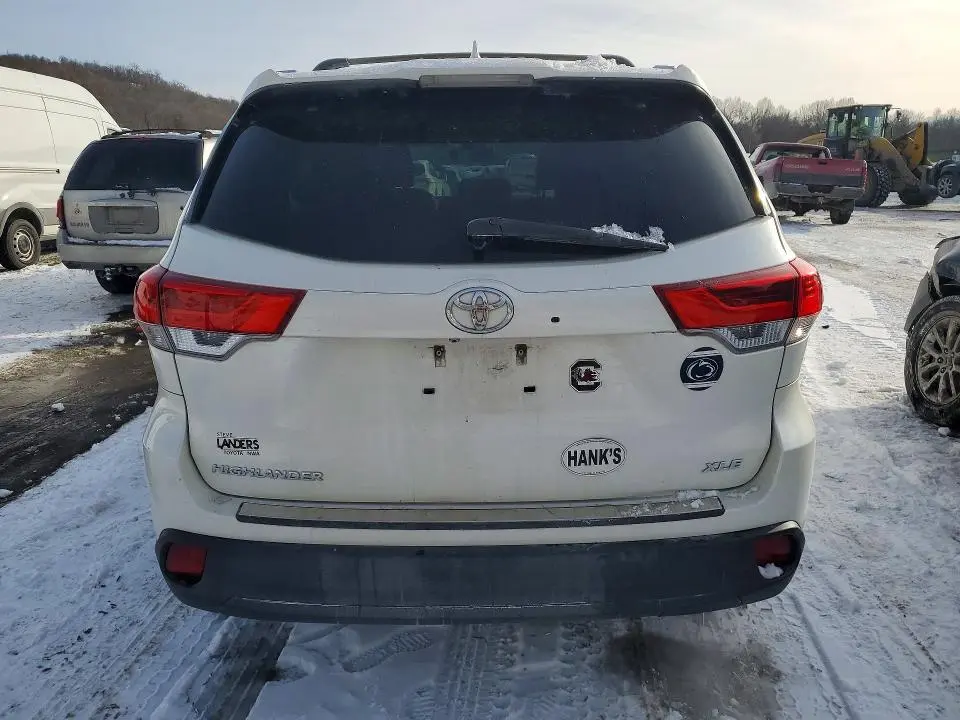 2017 TOYOTA HIGHLANDER SE  