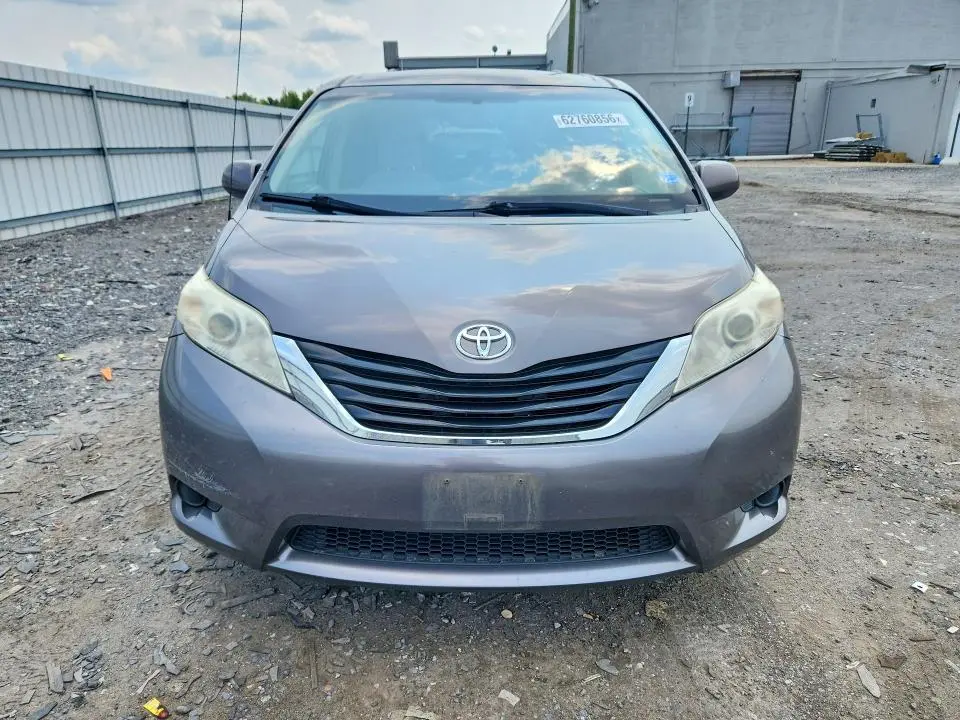 2014 TOYOTA SIENNA LE  