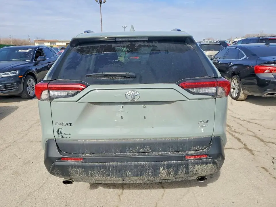 2021 TOYOTA RAV4 XLE  