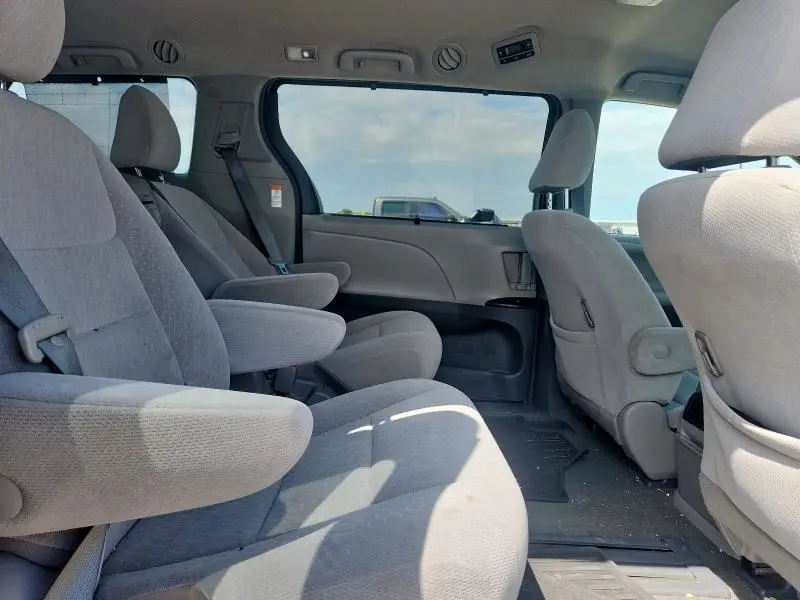 2016 TOYOTA SIENNA LE  