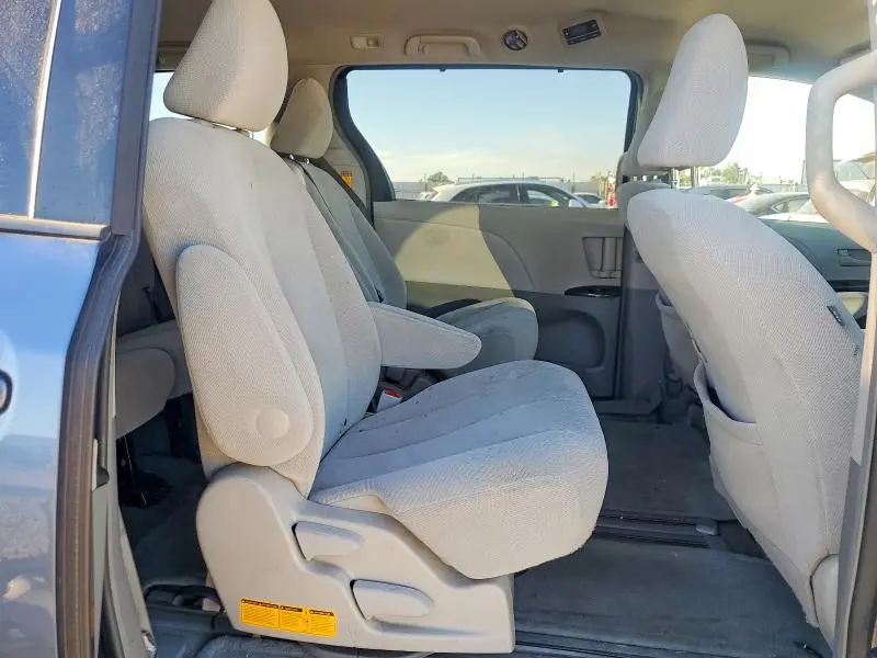 2014 TOYOTA SIENNA LE 8-PASSENGER  