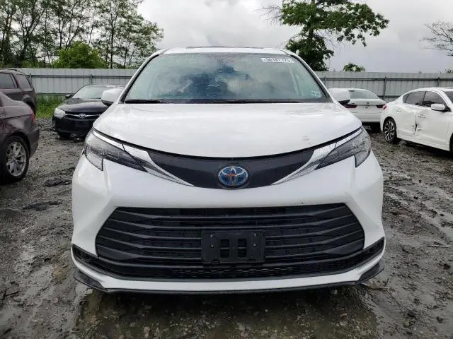 2025 TOYOTA SIENNA LE  