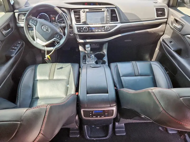 2019 TOYOTA HIGHLANDER SE  