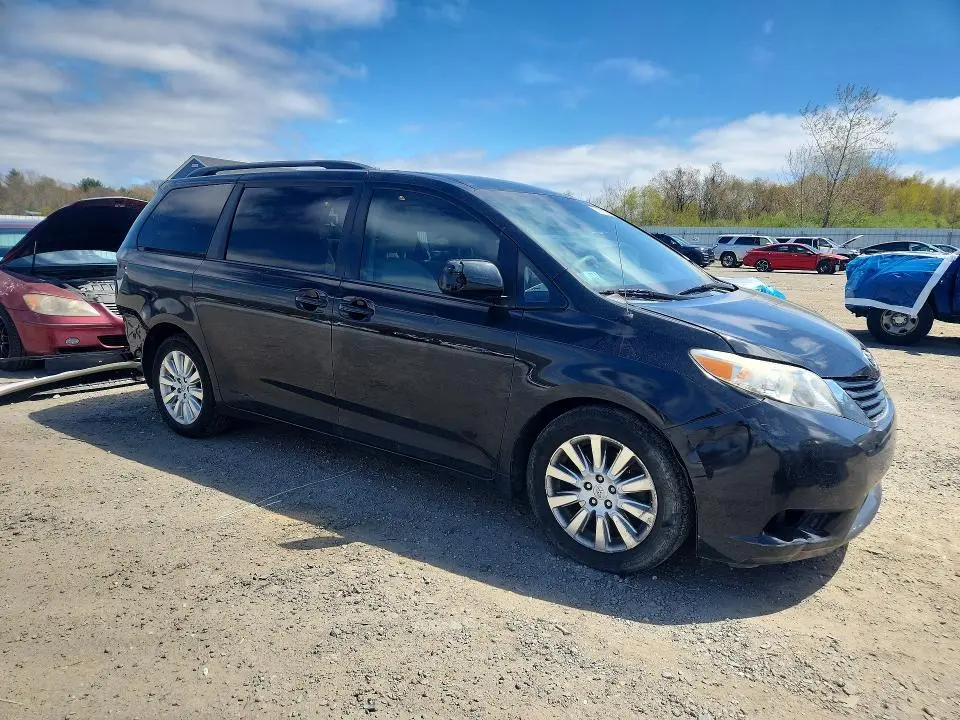 2013 TOYOTA SIENNA LE  