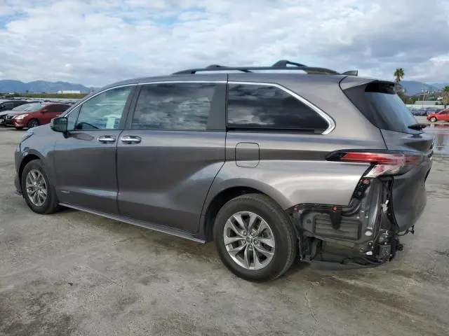 2021 TOYOTA SIENNA XLE  