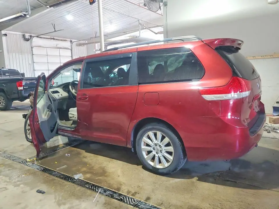 2012 TOYOTA SIENNA LE  