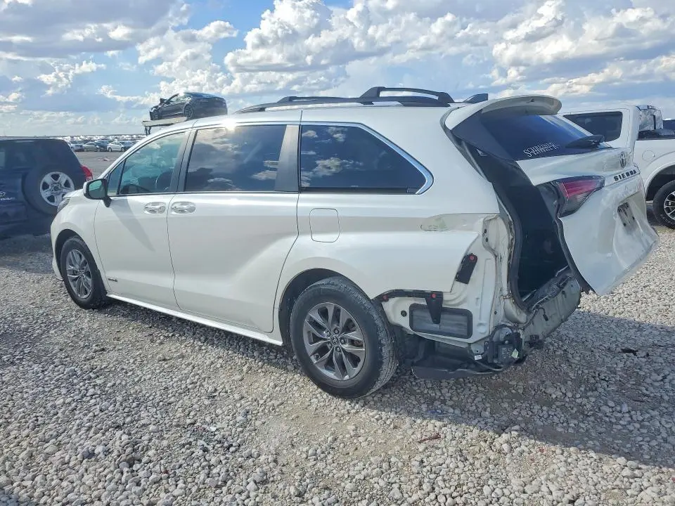 2021 TOYOTA SIENNA XLE  