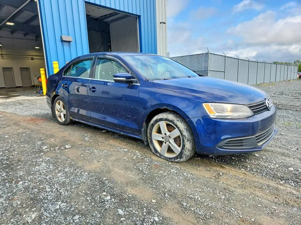 2013 VOLKSWAGEN JETTA SE  