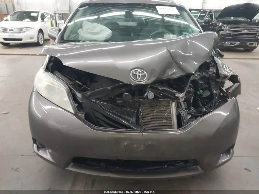 2011 TOYOTA SIENNA LE V6
