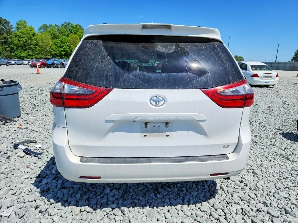 2020 TOYOTA SIENNA LE  