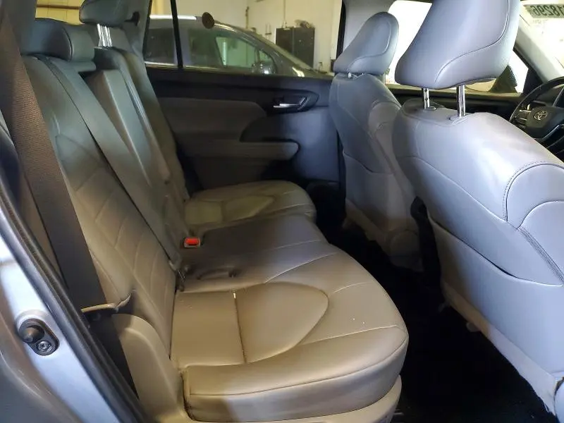 2022 TOYOTA HIGHLANDER XLE  