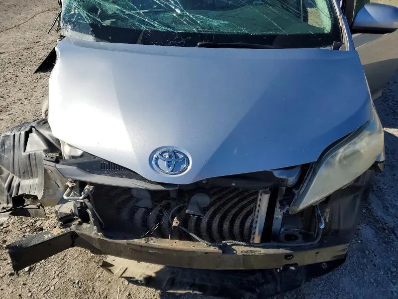 2013 TOYOTA SIENNA XLE  