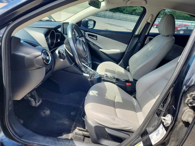 2019 TOYOTA YARIS XLE  