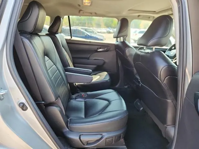 2022 TOYOTA HIGHLANDER XLE  