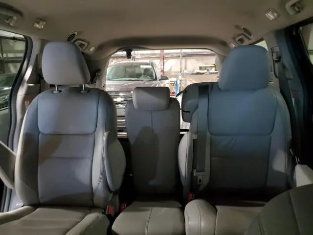2017 TOYOTA SIENNA XLE  
