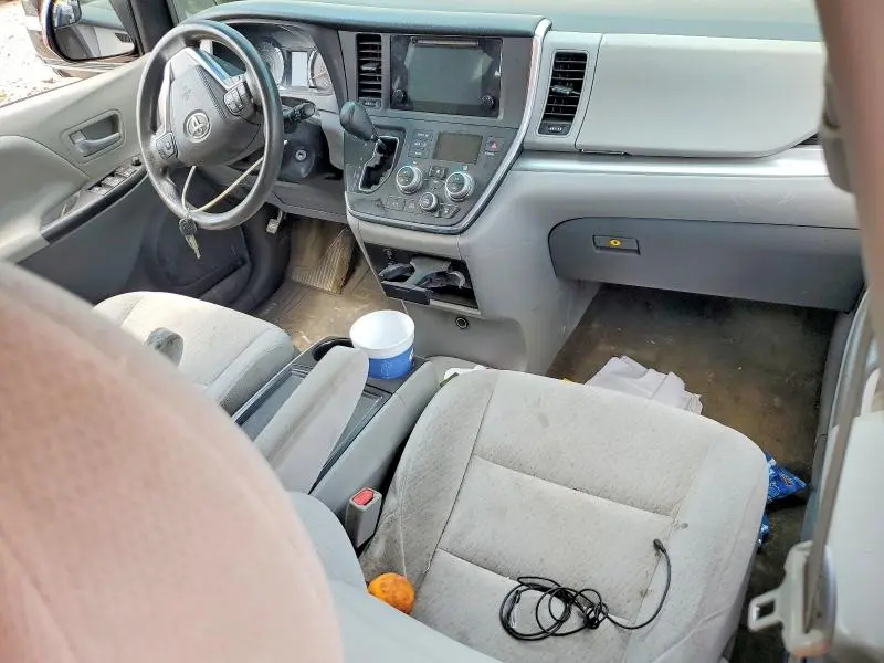 2016 TOYOTA SIENNA LE  