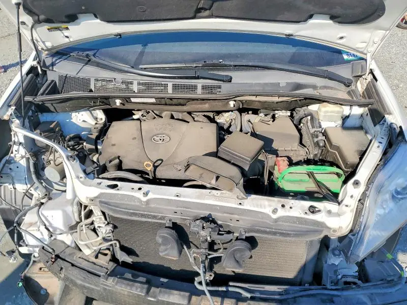 2018 TOYOTA SIENNA XLE  