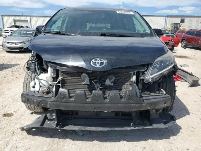 2016 TOYOTA SIENNA SE  