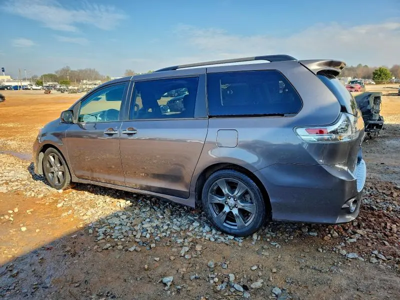 2017 TOYOTA SIENNA SE  