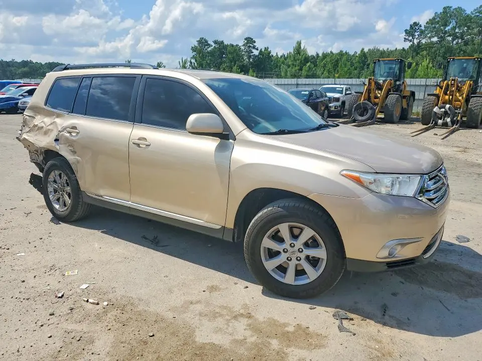 2013 TOYOTA HIGHLANDER SE  