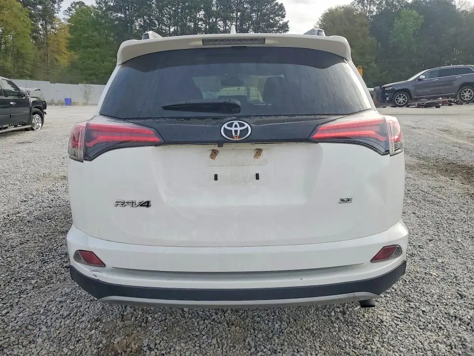 2018 TOYOTA RAV4 SE  